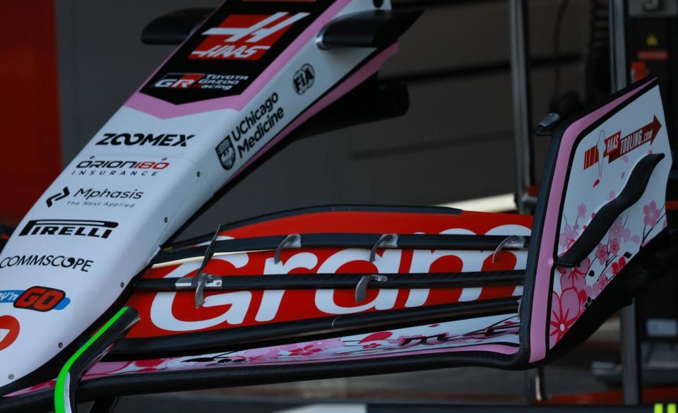 　桜がデザインされたハース・フェラーリのＶＦ－２５のフロントウイング（撮影・神子素慎一）