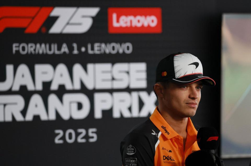 　インタビューに応じるマクラーレン・メルセデスのランド・ノリス（撮影・神子素慎一）