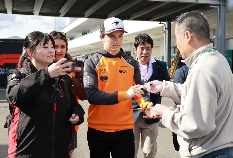 　インタビューを終え引き揚げるマクラーレン・メルセデスのオスカー・ピアストリ（撮影・神子素慎一）