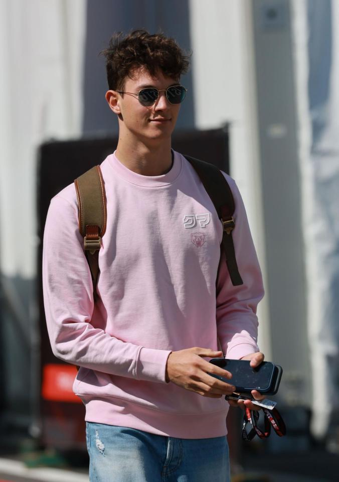 　サーキット入りするハース・フェラーリのオリバー・ベアマン（撮影・神子素慎一）