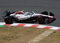 　デグナーを駆け抜けるレッドブル・ホンダの角田裕毅（撮影・神子素慎一）