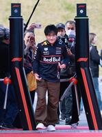 　サーキット入りするレッドブル・ホンダの角田裕毅（撮影・神子素慎一）