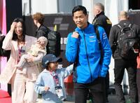 　サーキット入りする平川亮（撮影・神子素慎一）