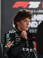 　インタビューに応じるメルセデスのキミ・アントネッリ（撮影・神子素慎一）