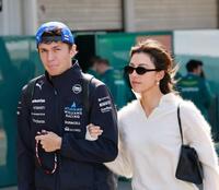 　ホスピタリティブースに向かうウイリアムズ・メルセデスのアレクサンダー・アルボン（撮影・神子素慎一）