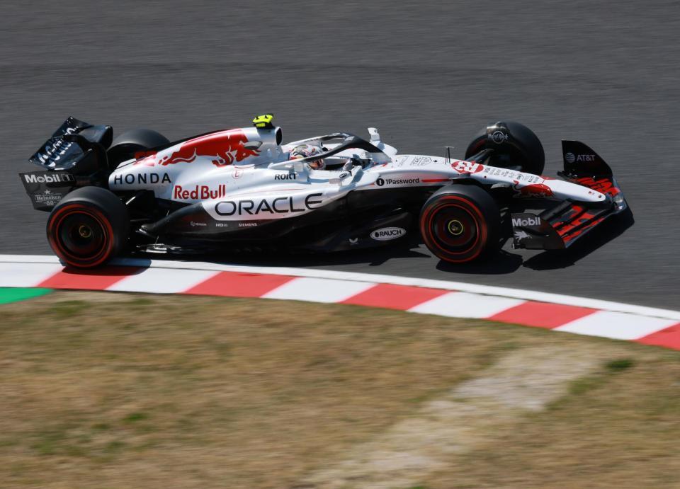 　デグナーを駆け抜けるレッドブル・ホンダの角田裕毅（撮影・神子素慎一）