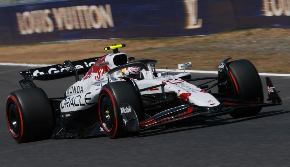 　１３０Ｒを駆け抜けるレッドブル・ホンダの角田裕毅（撮影・神子素慎一）