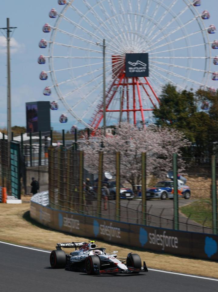 　サーキットホイールを背に好走するレッドブル・ホンダの角田裕毅（撮影・神子素慎一）