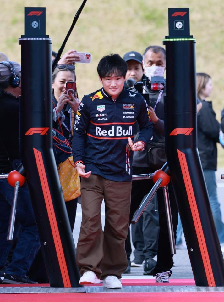 　サーキット入りするレッドブル・ホンダの角田裕毅（撮影・神子素慎一）