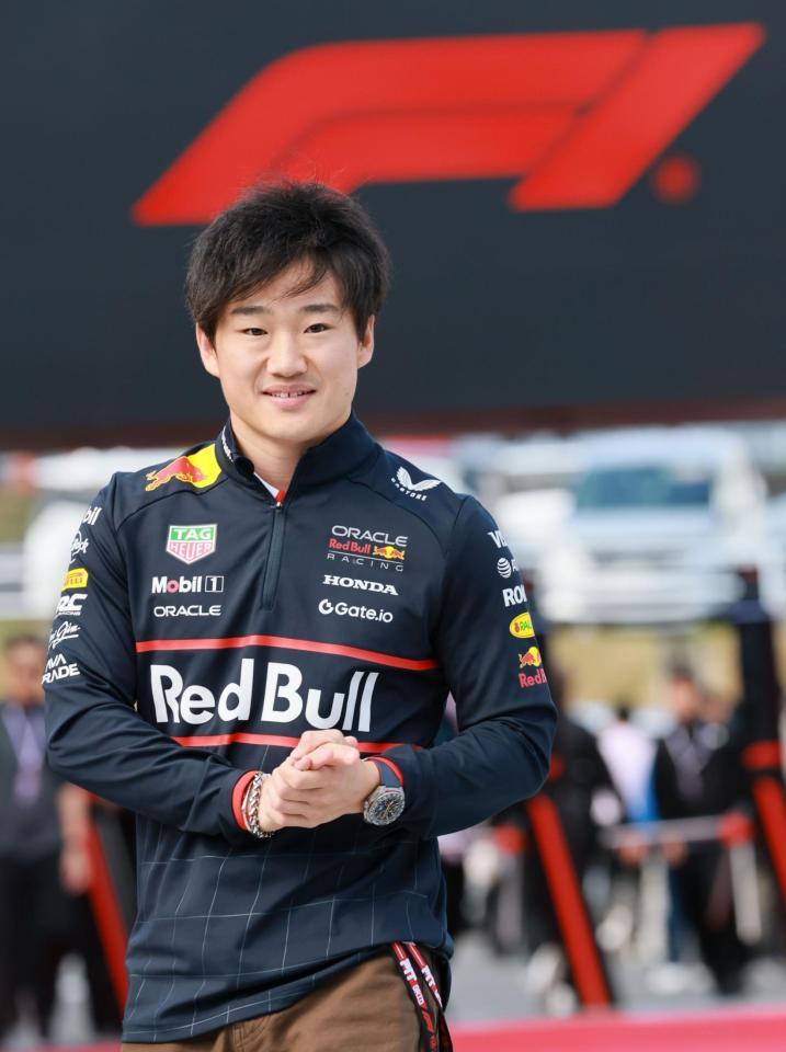 　サーキット入りするレッドブル・ホンダの角田裕毅（撮影・神子素慎一）