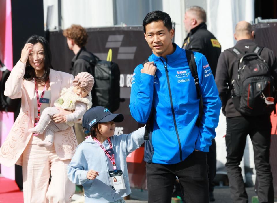 　サーキット入りする平川亮（撮影・神子素慎一）