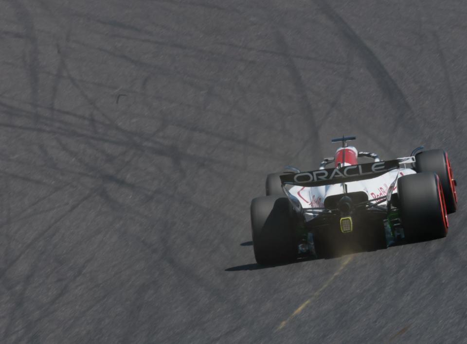 　１３０Ｒを駆け抜けるレッドブル・ホンダのマックス・フェルスタッペン（撮影・神子素慎一）