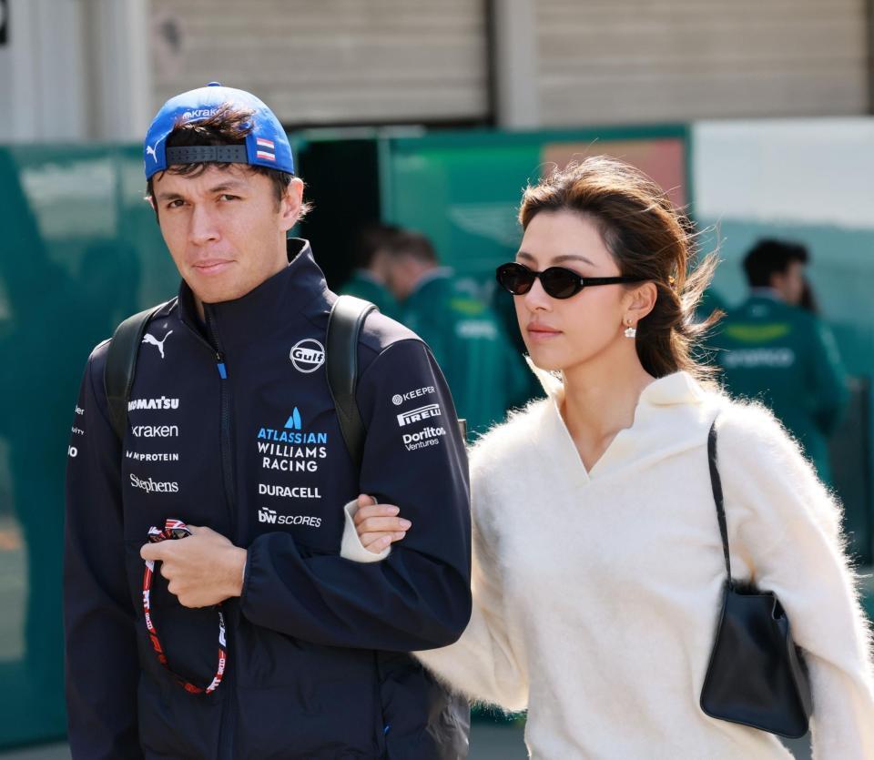 　ホスピタリティブースに向かうウイリアムズ・メルセデスのアレクサンダー・アルボン（撮影・神子素慎一）