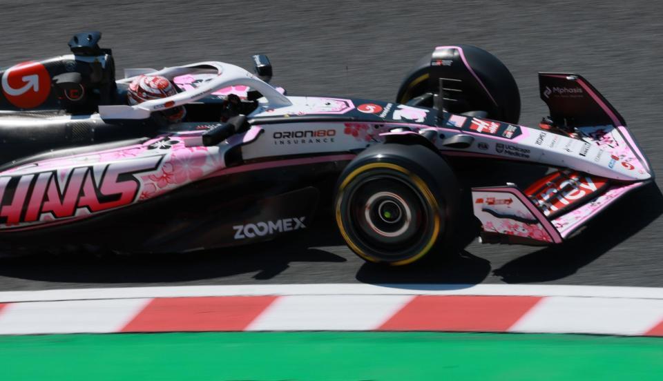 　桜をあしらったデザインのマシンで疾走するハース・フェラーリのエステバン・オコン（撮影・神子素慎一）