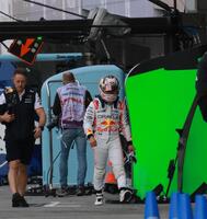 　Ｑ２敗退したレッドブル・ホンダの角田裕毅は体重測定へ向かう（撮影・神子素慎一）