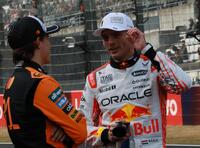 予選後、マクラーレン・メルセデスのオスカー・ピアストリと話すレッドブル・ホンダのマックス・フェルスタッペン（撮影・神子素慎一）