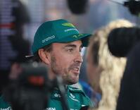 インタビューに応じるアストンマーティン・メルセデスのフェルナンド・アロンソ（撮影・神子素慎一）