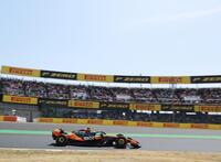 声援を背に好走するマクラーレン・メルセデスのランド・ノリス（撮影・神子素慎一）