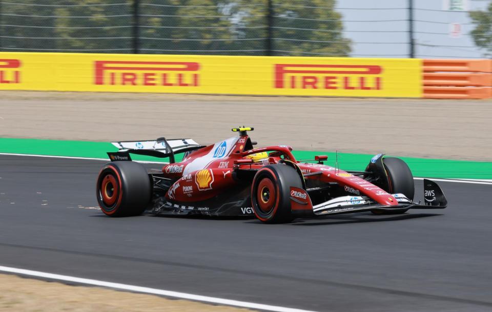 １コーナーに飛び込むフェラーリのルイス・ハミルトン（撮影・神子素慎一）