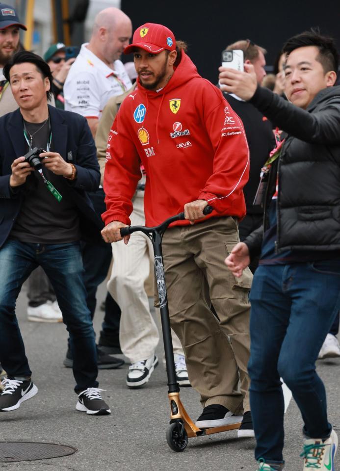 さっそうと引き揚げるフェラーリのルイス・ハミルトン（撮影・神子素慎一）
