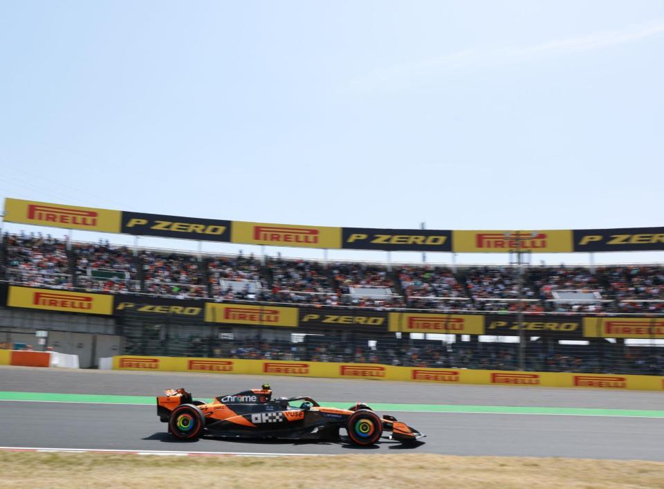 声援を背に好走するマクラーレン・メルセデスのランド・ノリス（撮影・神子素慎一）