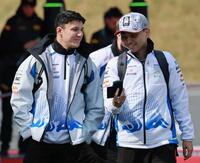 　岩佐歩夢（右）と談笑しながらサーキット入りするレーシングブルズ・ホンダのアイザック・ハジャー（撮影・神子素慎一）