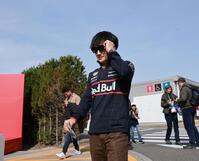 　サーキット入りするレッドブル・ホンダの角田裕毅（撮影・神子素慎一）