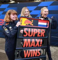 　レッドブル・ホンダのマックス・フェルスタッペンの勝利を喜ぶレッドブルのスタッフ（撮影・神子素慎一）