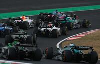 　１コーナを抜けるレッドブル・ホンダの角田裕毅（中央）＝撮影・神子素慎一