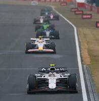 　１コーナーに飛び込むレッドブル・ホンダの角田裕毅（撮影・神子素慎一）