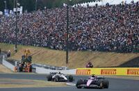 　観客の声援を受け力走するレッドブル・ホンダの角田裕毅（中央）＝撮影・神子素慎一