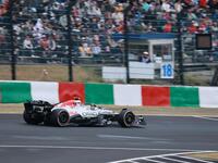 　最終コーナーを駆け抜けるレッドブル・ホンダの角田裕毅（撮影・神子素慎一）