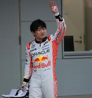 　レース後、声援に手を振り応えるレッドブル・ホンダの角田裕毅（撮影・神子素慎一）