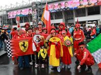 　記念撮影するフェラーリファン（撮影・神子素慎一）