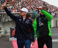 　レッドブル・ホンダのマックス・フェルスタッペン（左）とザウバー・フェラーリのニコ・ヒュルケンベルグ（撮影・神子素慎一）