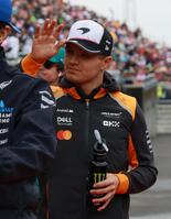 　ドライバーズパレードに参加したマクラーレン・メルセデスのランド・ノリス（撮影・神子素慎一）