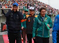 　ウイリアムズ・メルセデスのアレクサンダー・アルボン（左）とアストンマーティン・メルセデスのフェルナンド・アロンソ（撮影・神子素慎一）
