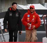 　ドライバーズパレードに参加したハース・フェラーリのエステバン・オコン（左）とフェラーリのルイス・ハミルトン（撮影・神子素慎一）