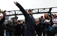 　パレード後、帽子をスタンドへ投げ入れるレッドブル・ホンダの角田裕毅（撮影・神子素慎一）