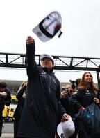 　パレード後、帽子をスタンドへ投げ入れるレッドブル・ホンダの角田裕毅（撮影・神子素慎一）