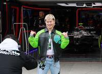 　レッドブル・ホンダの角田裕毅のマシンの前で記念撮影する那須川天心（撮影・神子素慎一）