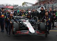 　スタート前、慌ただしく準備するレッドブルーのクルー（撮影・神子素慎一）