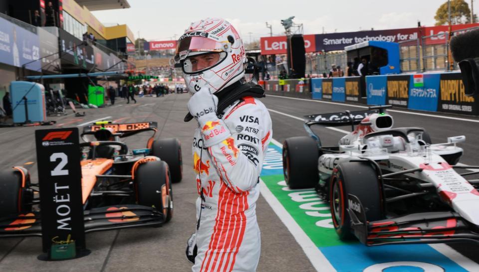 　ポールを奪ったレッドブル・ホンダのマックス・フェルスタッペン。マシンを降りて渾身のガッツポーズ（撮影・神子素慎一）