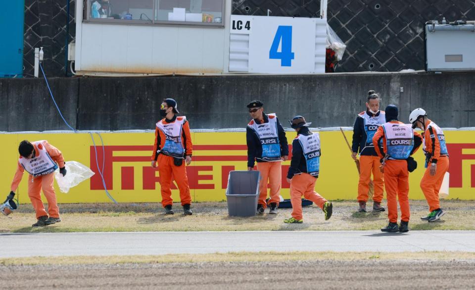 　予選前、芝生に散水するマーシャル（撮影・神子素慎一）