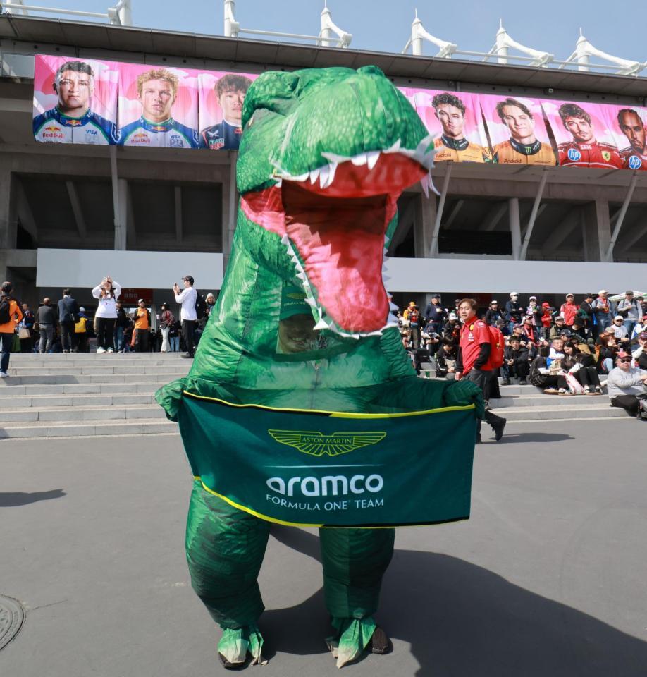　コスプレして楽しむファン（撮影・神子素慎一）