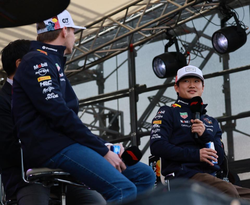 　トークショーで意気込みを語るレッドブル・ホンダの角田裕毅。左はマックス・フェルスタッペン（撮影・神子素慎一）