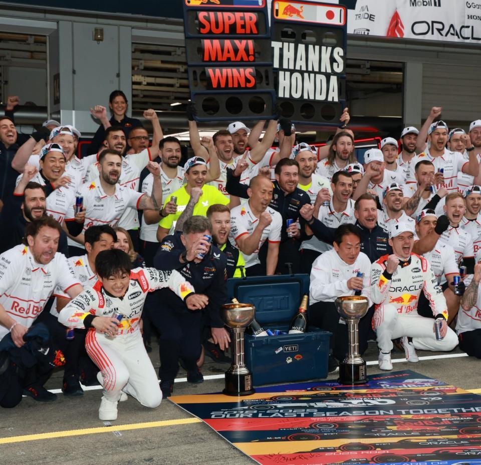 　レッドブル・ホンダのマックス・フェルスタッペンの勝利を祝い記念撮影するレッドブルチーム。左手前はレッドブルシャワーから逃げ出す角田裕毅（撮影・神子素慎一）