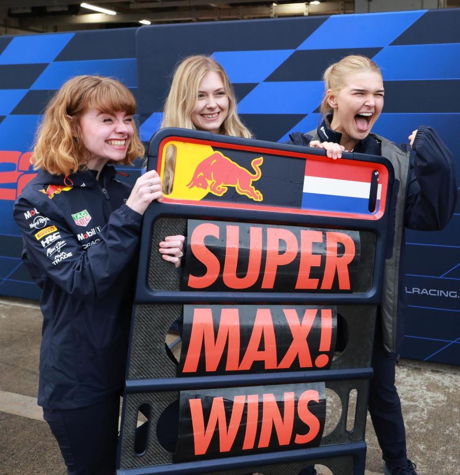 　レッドブル・ホンダのマックス・フェルスタッペンの勝利を喜ぶレッドブルのスタッフ（撮影・神子素慎一）