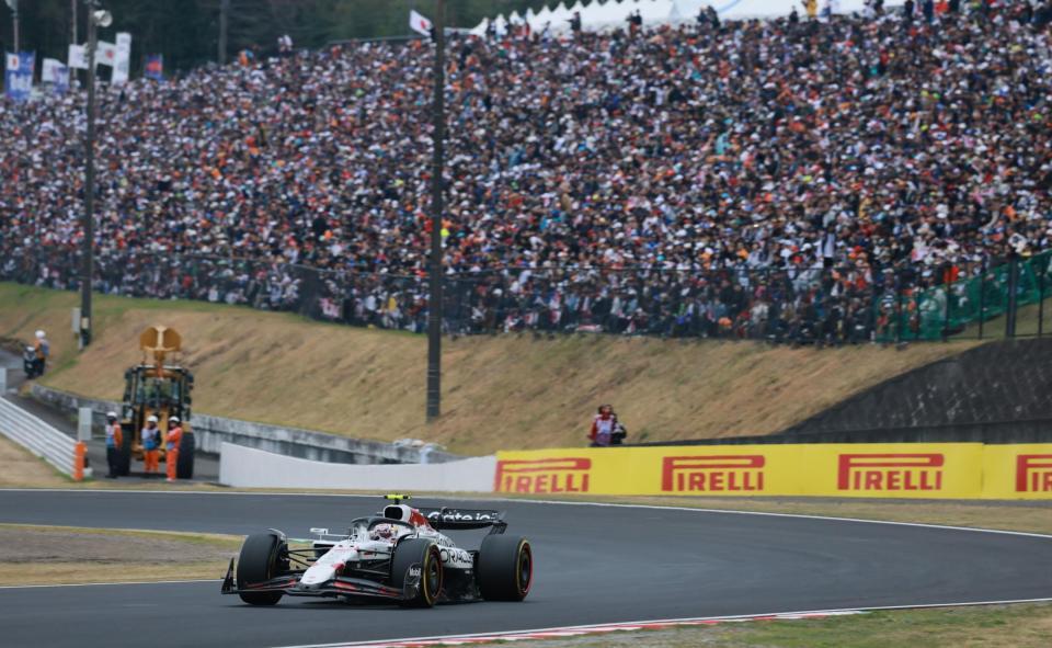 　観客の声援を受け力走するレッドブル・ホンダの角田裕毅（撮影・神子素慎一）