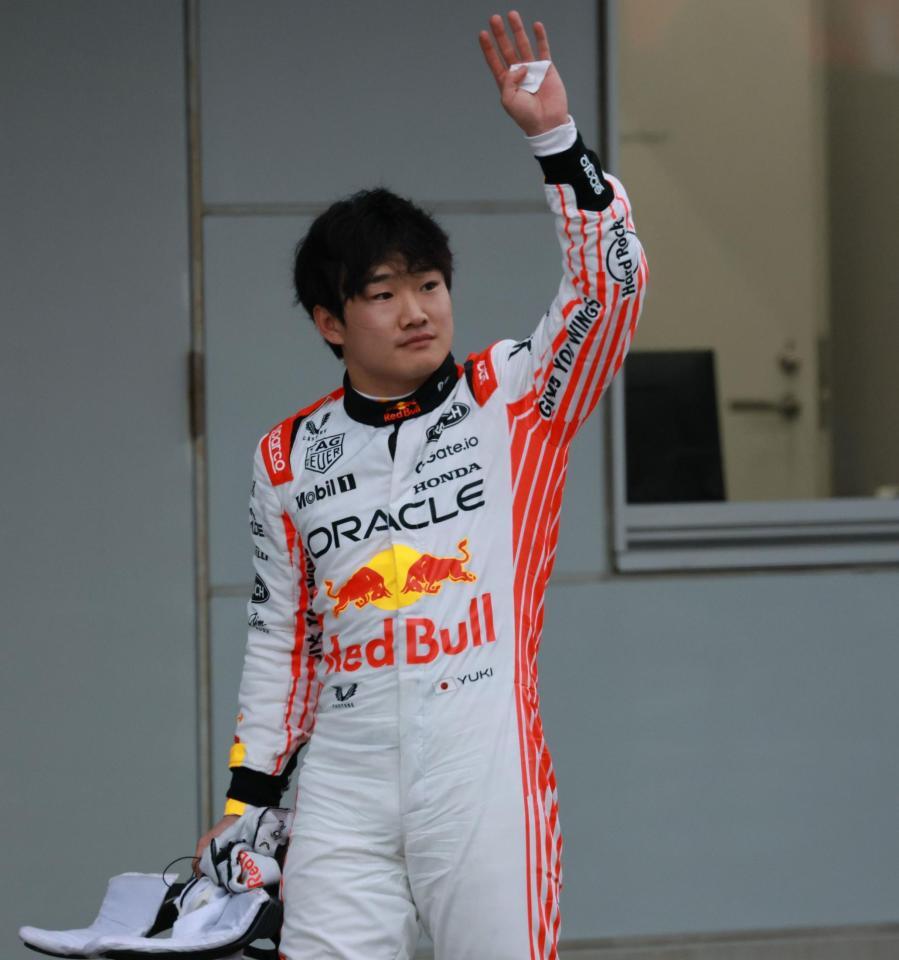 　レース後、声援に手を振り応えるレッドブル・ホンダの角田裕毅（撮影・神子素慎一）